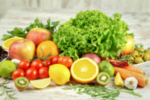 Alimentos ricos em nutrientes essenciais para a saúde bucal, ilustrando a importância da nutrição na prevenção de doenças nos dentes e gengivas.